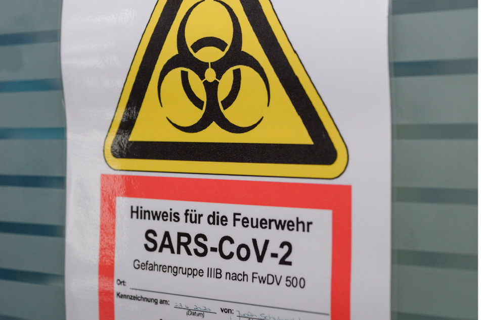 Ein Hinweisschild mit dem Symbol für Biogefährdung hängt am Eingang der Intensivstation des Klinikums Fürth.