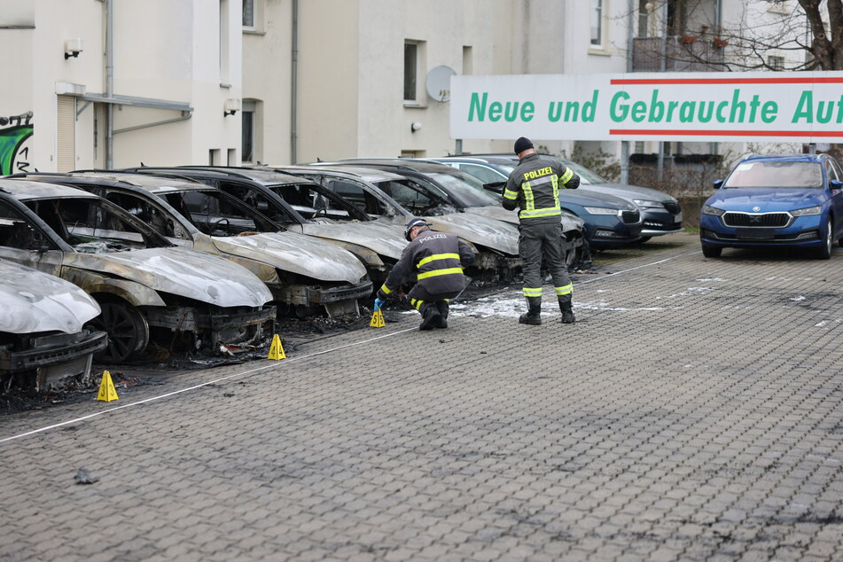 Am Vormittag dokumentierten Kriminaltechniker die abgebrannten Autos und suchten nach Spuren.