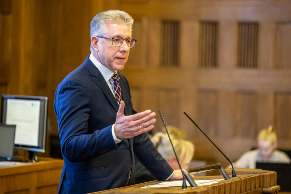 Finanzbürgermeister Ralph Burghart (56, CDU) sieht beim Einsetzen von KI eine Chance für mehr Effizienz in der Verwaltung.