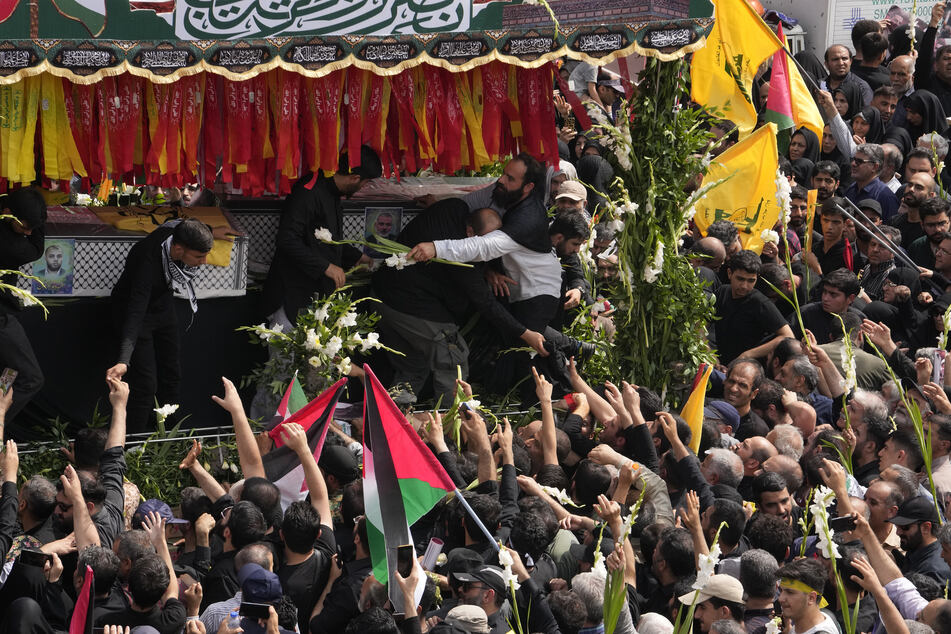 Iraner folgen dem Lastwagen mit Särgen, während der staatlich-organisierten Trauerzeremonie für den getöteten politischen Anführer der islamistischen Hamas, Ismail Hanija.