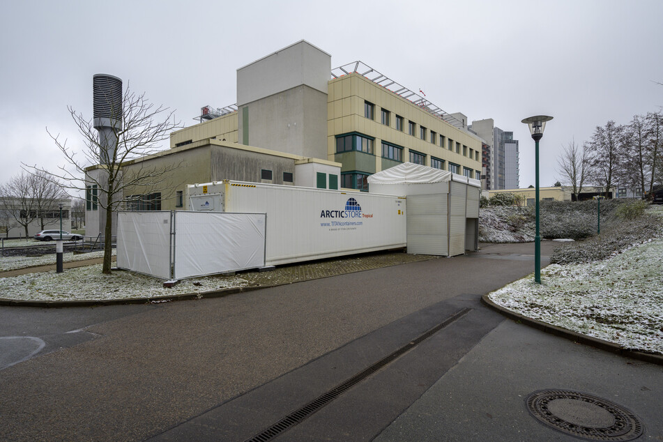 Am Chemnitzer Institut für Pathologie steht seit geraumer Zeit ein Kühlcontainer.