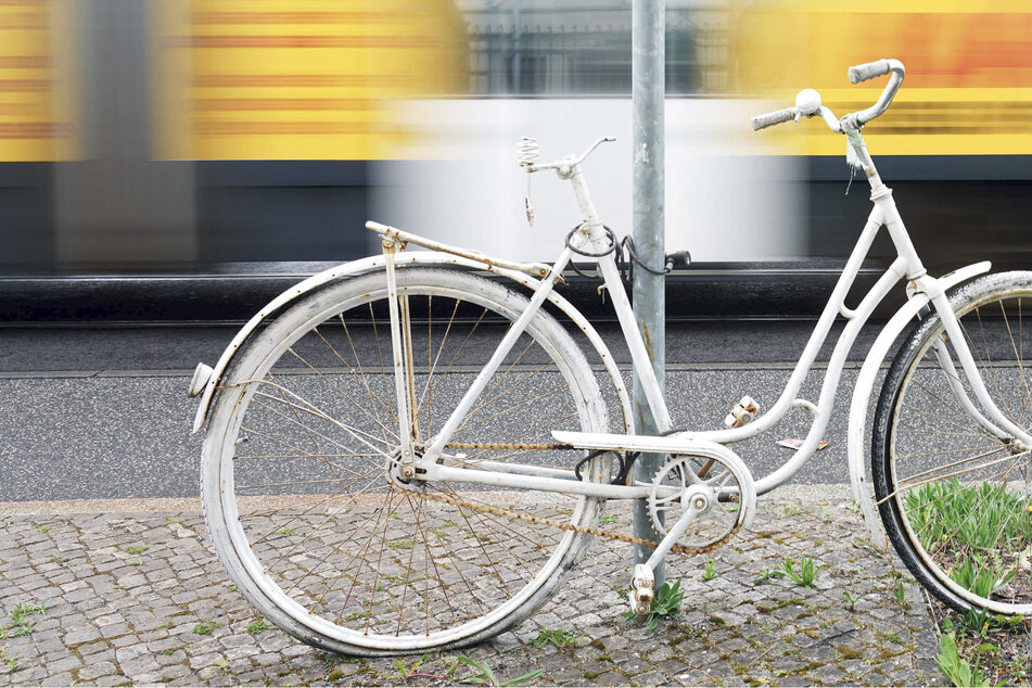 Ein sogenanntes Ghost-Bike soll an einen tödlich verunglückten Radfahrer erinnern. (Symbolbild)