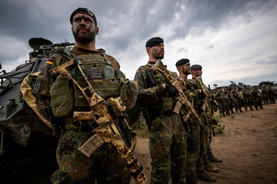 Mehr als drei Viertel der Menschen in Deutschland befürworten eine Erhöhung der finanziellen Mittel für die Bundeswehr, die von der Schuldenbremse ausgenommen werden soll.