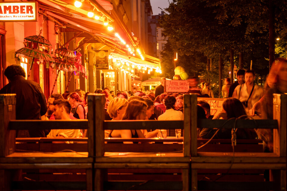 Menschen sitzen in Restaurants und Bars in Berlin-Friedrichshain.