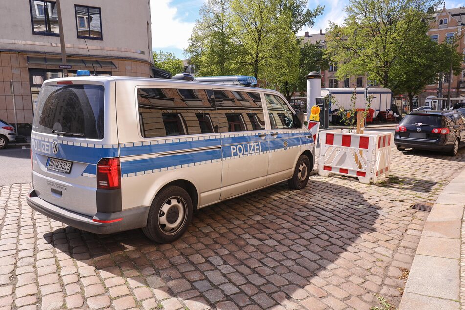 Für die Beamten war der Einsatz recht schnell beendet. Der Baum bleibt auch stehen.