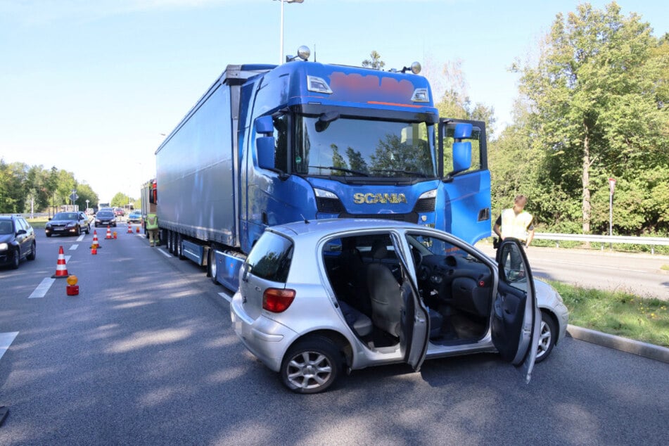 Etwa 100 Meter schob der Lkw den Toyota noch vor sich her.