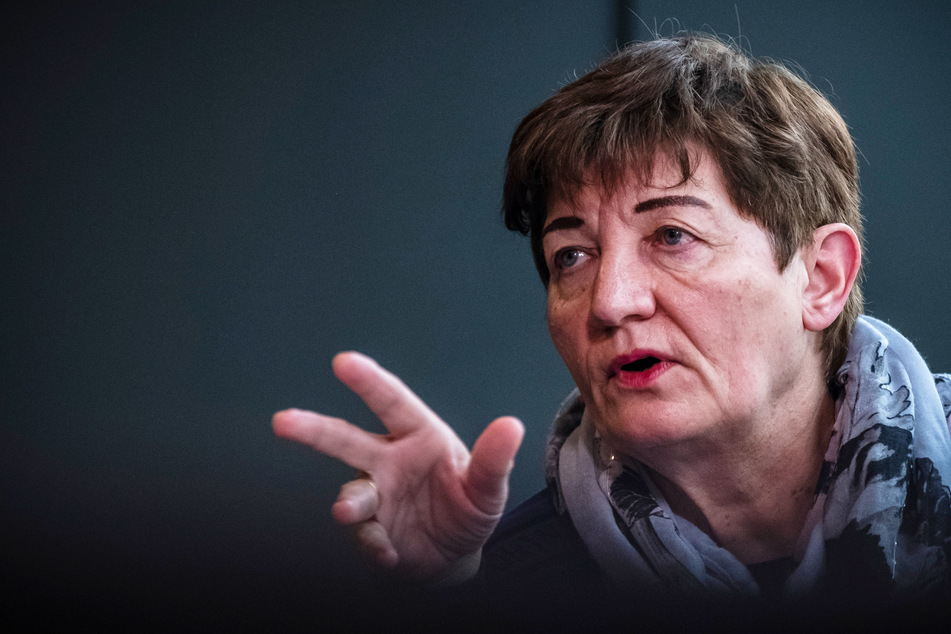 Cornelia Ernst (66) hat sich gemeinsam mit weiteren fluchtpolitischen Sprechern der Linken gegen die Ablösung von bargeldlosen Zuwendungen für Asylsuchende ausgesprochen.