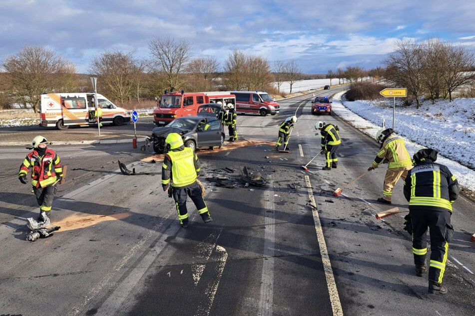 Polizei, Rettungsdienst und Feuerwehr waren nach dem Frontalcrash am Unfallort.