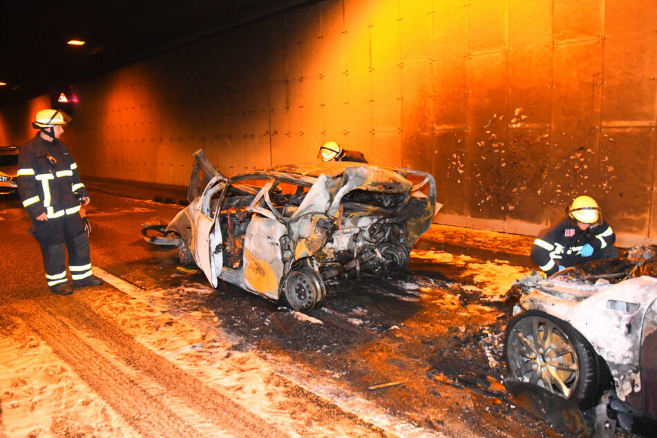 Zwei Autos brannten im Elbtunnel vollständig aus.