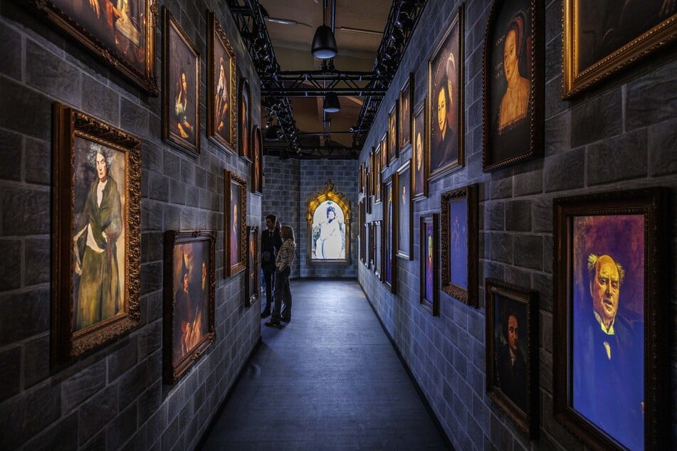 In der Ausstellung durchquert Ihr den Porträt-Gang.