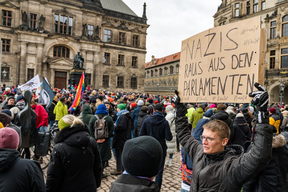 In Dresden demonstrierten am 14. Januar knapp 2000 Menschen gegen Deportationspläne der AfD.