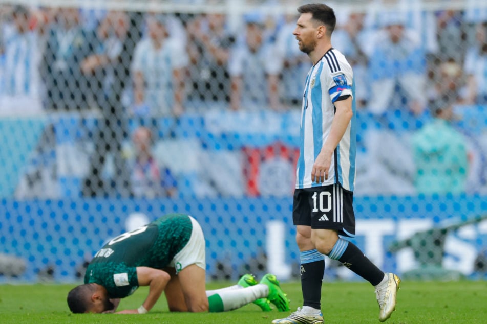 Superstar Lionel Messi (35, r.) war die Enttäuschung nach der Auftakt-Pleite gegen Saudi-Arabien anzusehen.