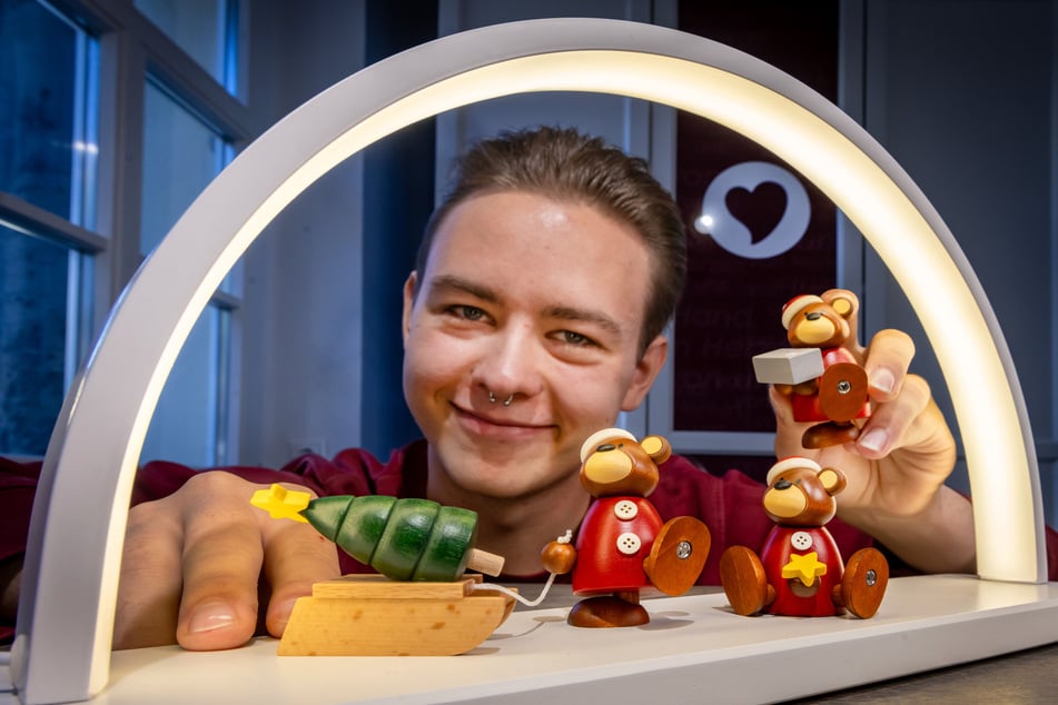 Holzspielzeugmacher Karl-Gustav Hobler (22) zeigt die neuen Bärchen Figuren.