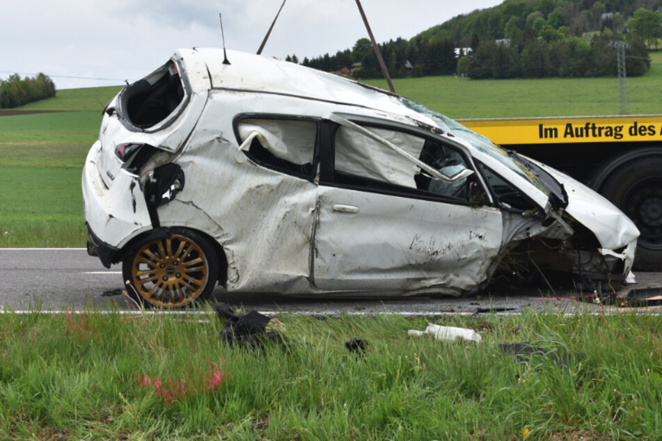 Schwerer Unfall im Erzgebirge: Mitsubishi überschlägt sich