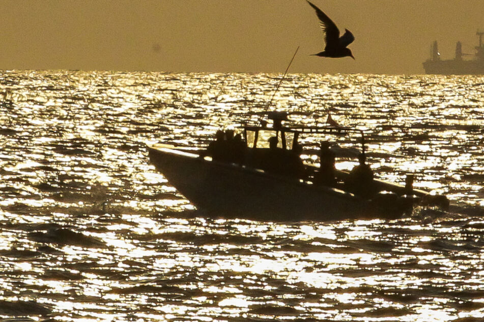 Ein Boot schippert auf dem Meer. Zwischen den Bahamas und Florida ist ein Schiff mit 20 Personen spurlos verschwunden. (Symbolbild)