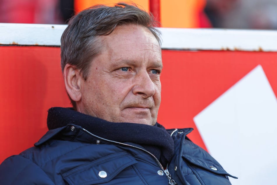 Horst Heldt (55) hat seinem Unmut über den Video-Schiedsrichter nach Abpfiff Luft gemacht.