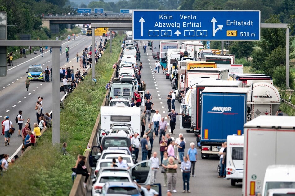 15.000 Stunden Wartezeit! Stau-Statistik in NRW-Sommerferien explodiert