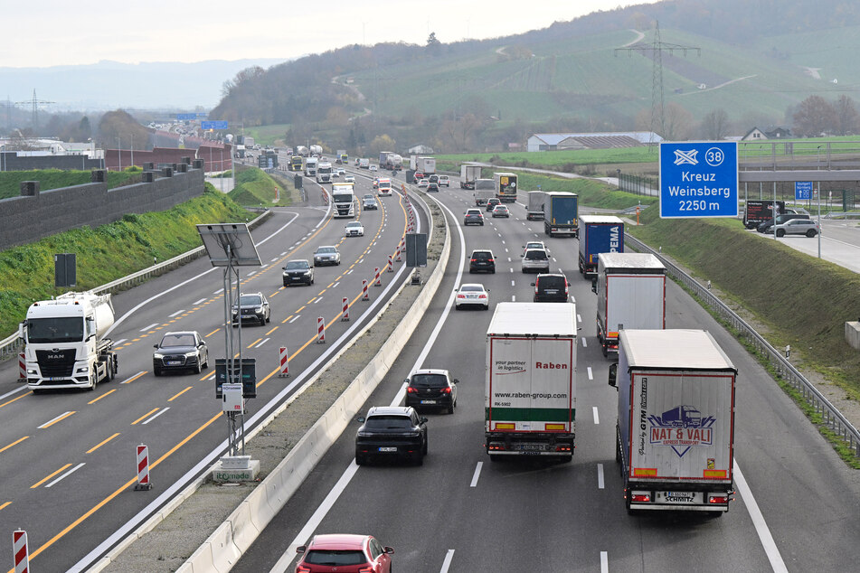 Die Autobahn A6 bei Weinsberg ist nach jahrelanger Bauzeit dreispurig ausgebaut.