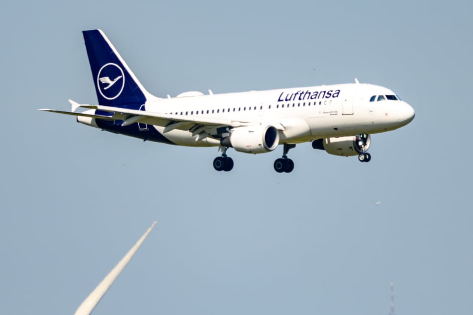 Die Lufthansa reagiert laut Mitteilung auf die hohen finanziellen Belastungen durch staatlich verursachte Gebühren und Steuern.