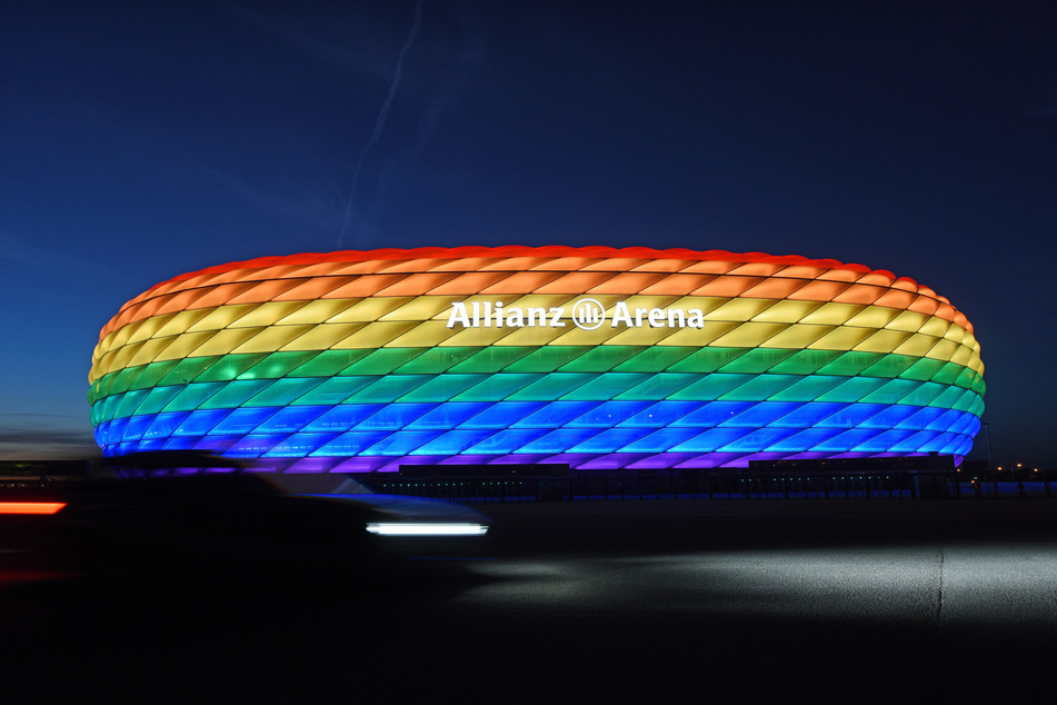 Die Allianz Arena leuchtet anlässlich des Christopher Street Days in Regenbogenfarben.