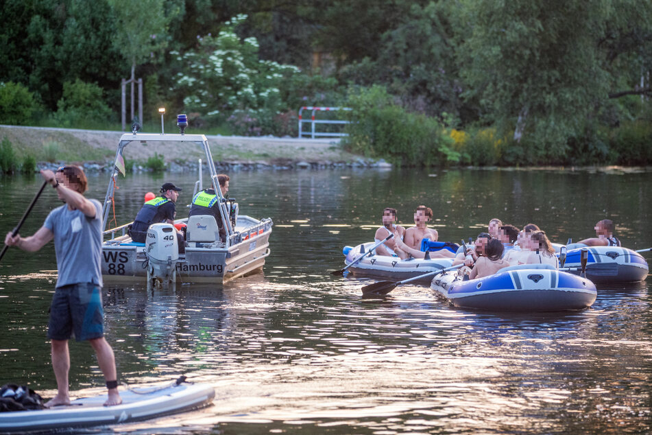 Ein Polizeiboot holt die jungen Leute vom Wasser.