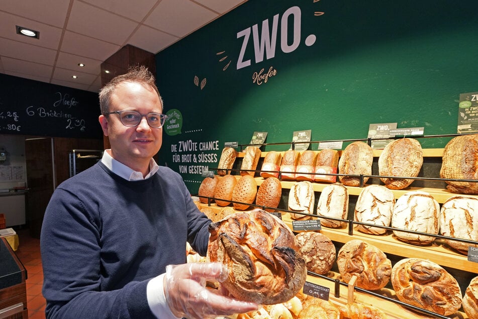 Tobias Kröber, Geschäftsführer der Bäckereikette Hoefer, zeigt in der Filiale mit dem Namen "Zwo" ein Brot vom Vortag.