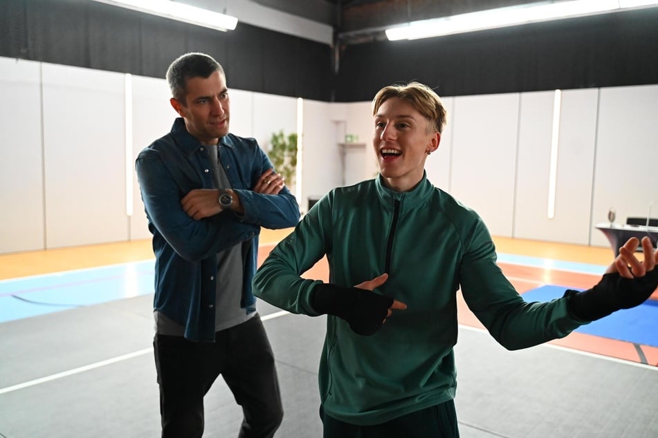 Dragan (Florian Thunemann, l., 45) möchte, dass Lennox (Leif Lunburg, 24) sich wieder mehr auf das Kickboxen statt auf das Gitarre spielen fokussiert.