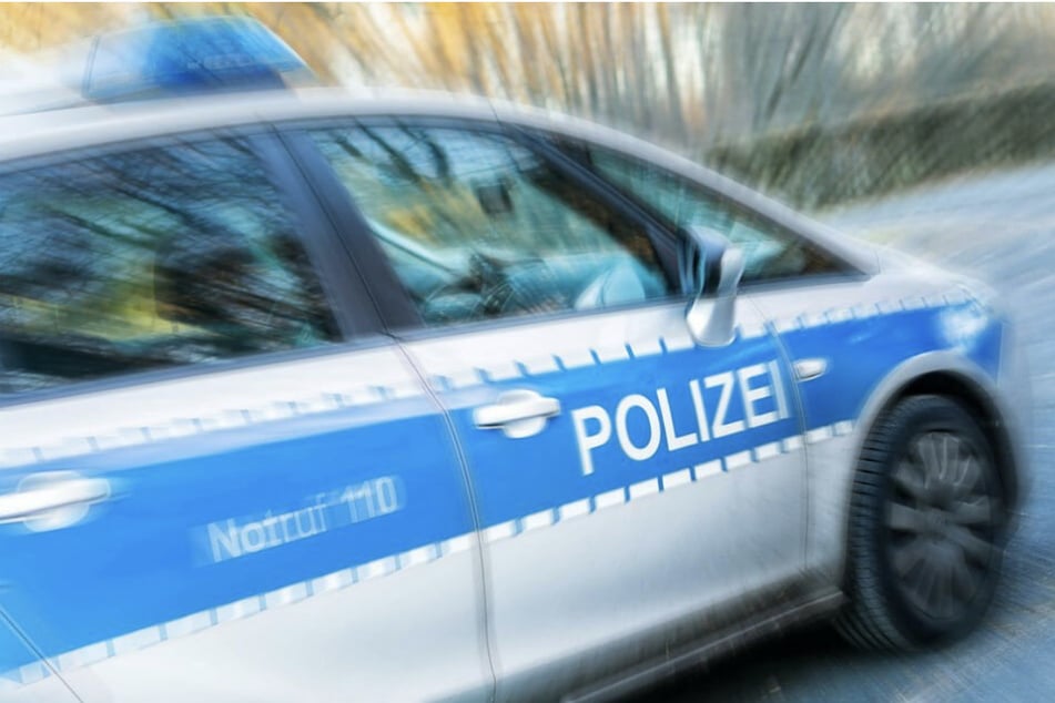 Beim Überqueren einer Straße in Hermsdorf wurde ein Fußgänger von einem Auto erfasst. Der Unfall endete tödlich. (Symbolfoto)