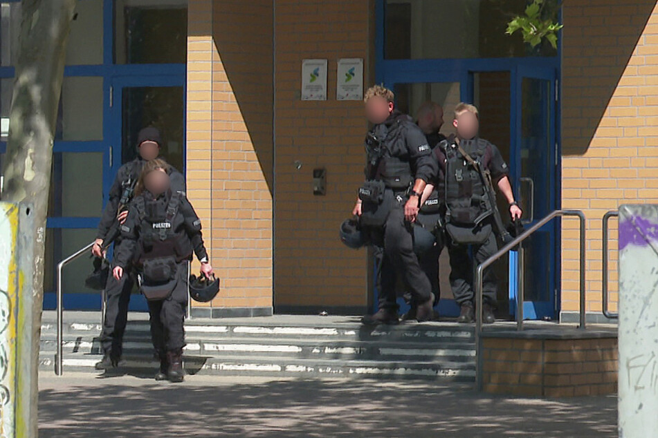 Am Dienstagmorgen haben schwer bewaffnete Kräfte der Polizei eine Schule in Rostock durchsucht. Zuvor hatte es einen Notruf gegeben.