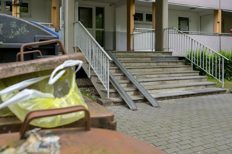 Die Treppe zu dem Wohnblock, vor dem es am Sonntagabend zu der blutigen Tat gekommen ist. Inzwischen versucht die Polizei, die Tat zu rekonstruieren.