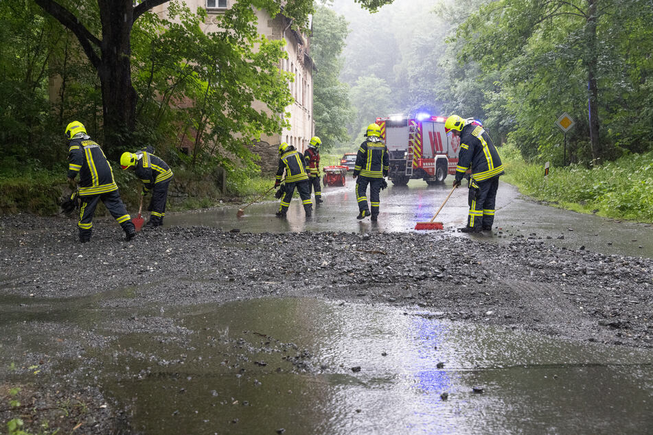 In Annaberg-Buchholz hat eine Schlammlawine die Sehmatalstraße unpassierbar gemacht.