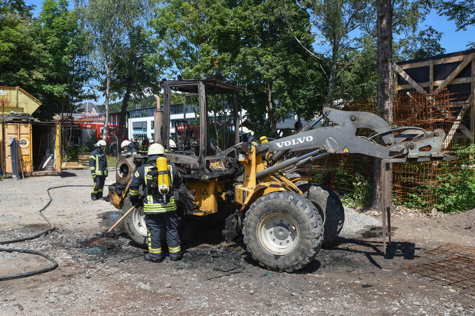 Die Einsatzkräfte der Feuerwehr löschten den Brand. Am Bagger entstand offenbar ein Totalschaden.