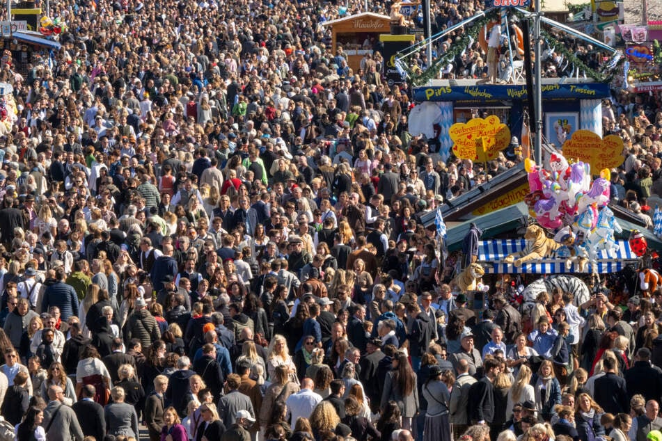 Auf dem Gelände des Oktoberfests tummelten sich zeitweise so viele Leute, dass es geschlossen werden musste.