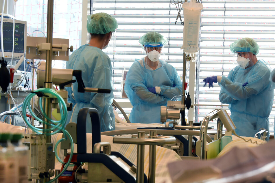 Angesichts weiter hoher Infektionszahlen halten die Kliniken Corona-Beschränkungen bis ins neue Jahr hinein für nötig.
