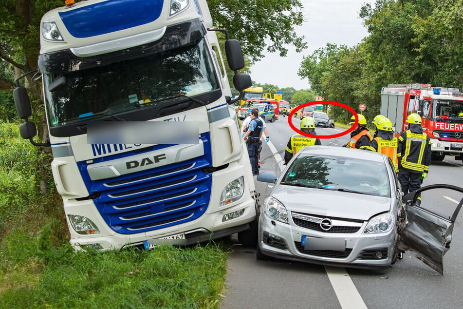 Der Opel war beim Überholen zunächst mit dem Mitsubishi (im Hintergrund) kollidiert und drängte anschließend den Lkw von der Straße.