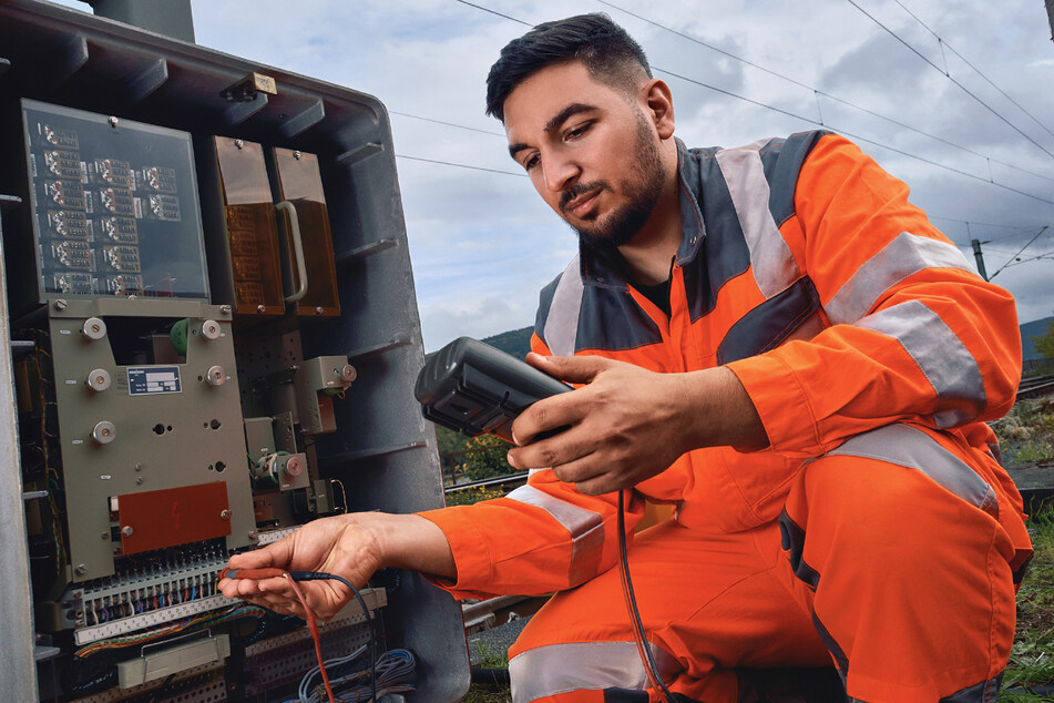 Signalmechaniker (m/w/d) sorgen dafür, dass die Züge sicher ans Ziel kommen.