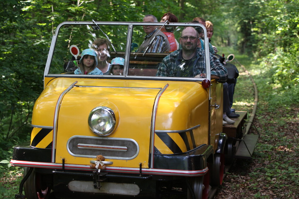 Der Schienentrabi fährt auf der Strecke der Muldentalbahn.