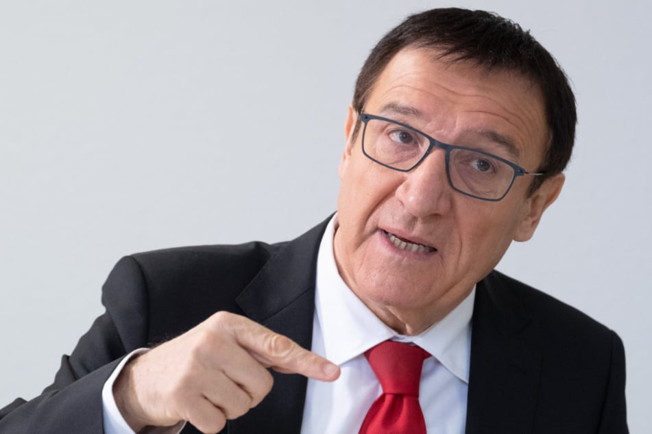 Wolfgang Reinhart, Vorsitzender der CDU-Fraktion von Baden-Württemberg, spricht im Rahmen eines Interviews. Nach einer Corona-Infektion eines Mitarbeiters geht er in Quarantäne.