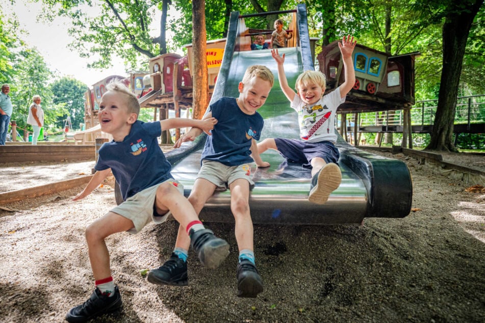 Die Zwillinge Erwin (l.) und Fritz sowie Julian (alle 4) haben Spaß auf dem Spielplatz an der Pelzmühle.