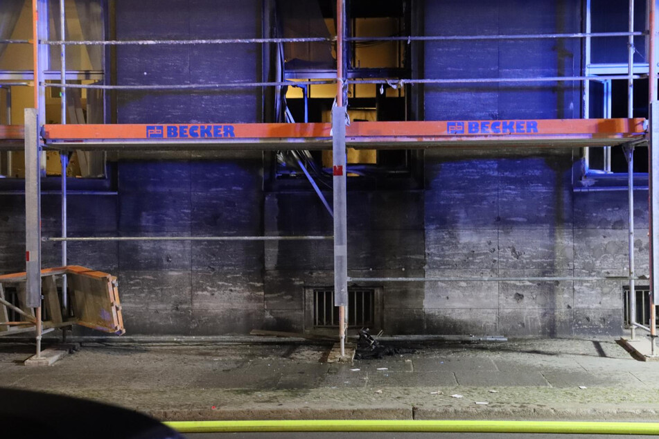 Der Zeuge hörte zersplitterndes Glas und bemerkte wenig später Flammen in einem Raum im Erdgeschoss.