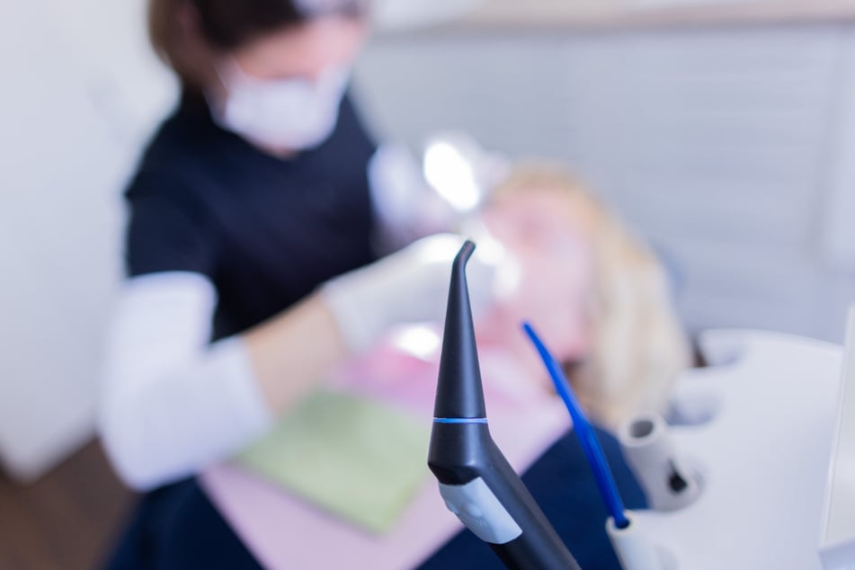 W przypadku nagłych problemów z zębami niektórzy dentyści w Hamburgu pracują również w drugi dzień świąt Bożego Narodzenia. (Zdjęcie symboliczne)