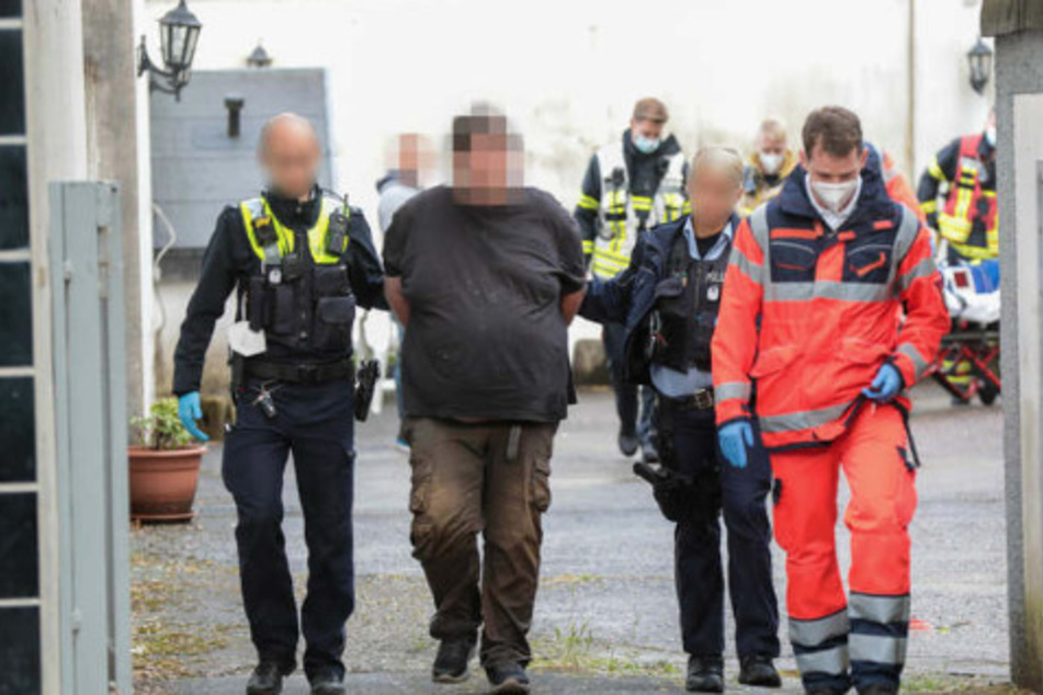 Das SEK-Team nahm den 50-Jährigen fest und übergaben ihn den Polizeikollegen und Sanitätern.