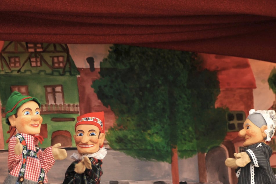 Bei den Radeberger Schlosskaspereien erobern Puppen und Figuren die Bühne von Schloss Klippenstein.