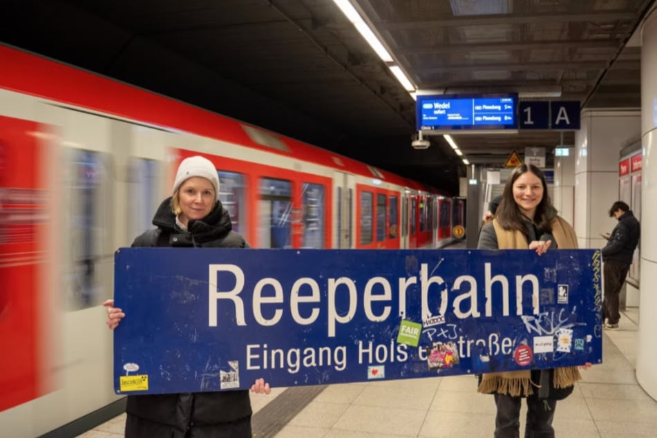 Im Rahmen der Umstellung auf das neue S-Bahn-Netz erhalten manche Stationen neue Schilder.