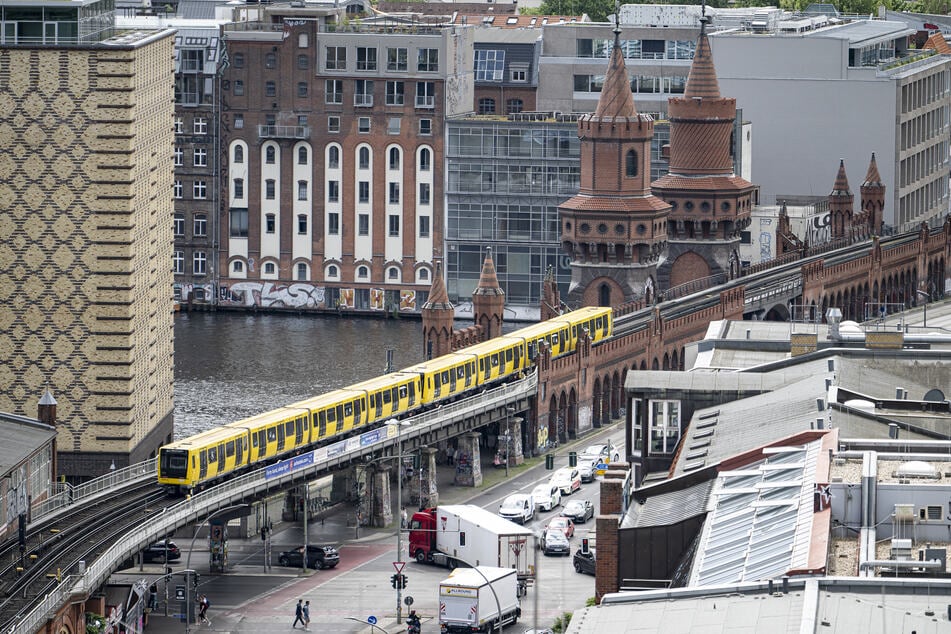 Ein Bild vergangener Tage: Eine U-Bahn der Linie 1 fährt von der Warschauer Straße in Richtung Oberbaumbrücke. (Archivbild)