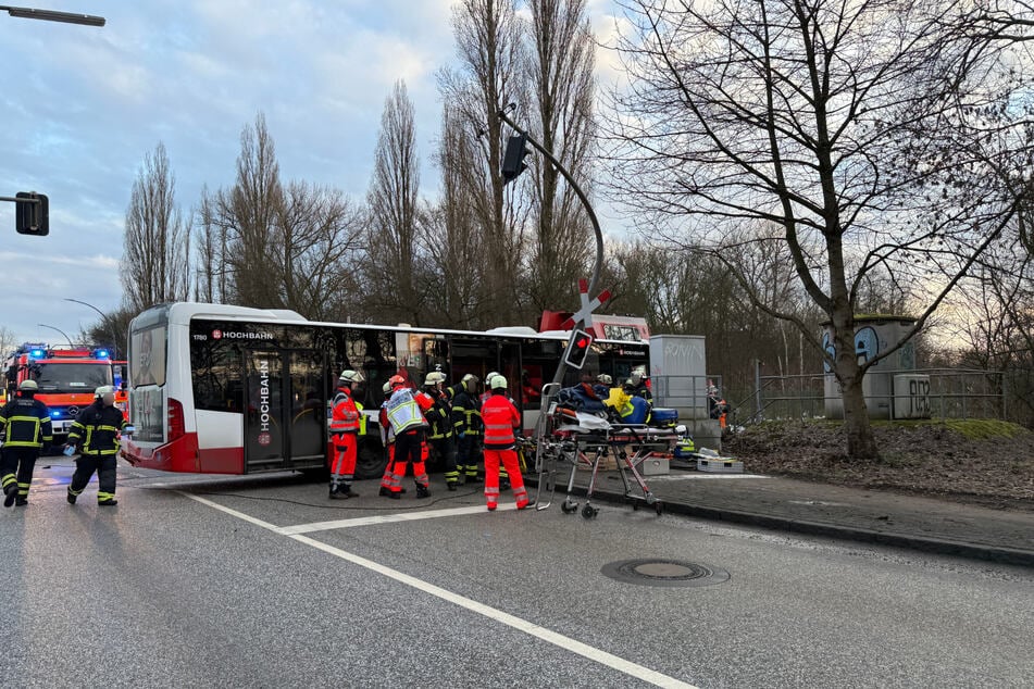 An einem Bahnübergang in Hamburg kollidierte am Freitag ein Bus mit einer Lok.