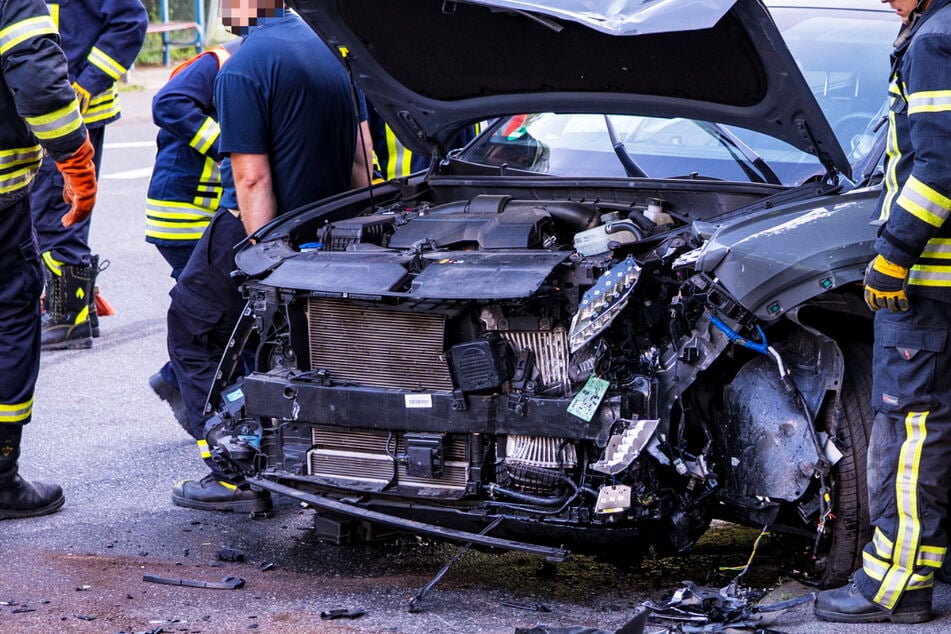 Schwerer Unfall in Bensheim: Ein Tesla und ein Hyundai kollidierten frontal, zwei weitere Autos wurden ebenfalls in den Crash verwickelt.
