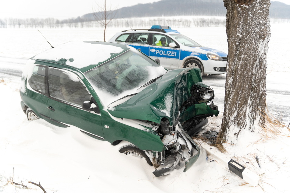 Schwerer Unfall: VW-Fahrer wird schneebedeckte Straße zum Verhängnis