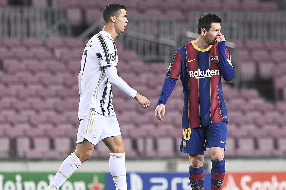 Ein Bild, bei dem fast jeder Fußballfan feuchte Hände bekommt: Die Superstars Cristiano Ronaldo (37,l.) und Lionel Messi (35,r.) zusammen auf dem Fußballplatz. (Archivbild)