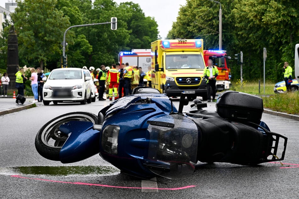 Der Motorradfahrer (†75) fuhr aus der Lipsiusstraße auf die Stübelallee, um auf der gegenüberliegenden Spur Richtung Karcherallee zu fahren. Dabei wurde er seitlich vom Transporter gerammt.